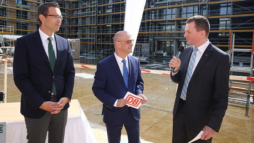 Thomas Schmid (Geschäftsführer GVG, v.l.), Martin Seiler (Personalvorstand Bahn) und Klaus-Dieter Josel (Bahnchef Bayern).