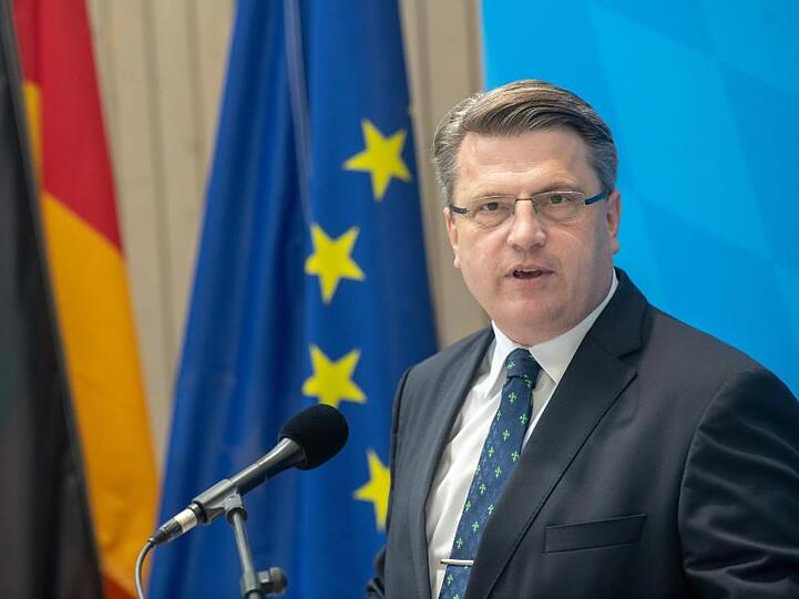 Winfried Bausback fordert schärfere Regeln für Internetkonzerne. Foto: Peter Kneffel/Archiv