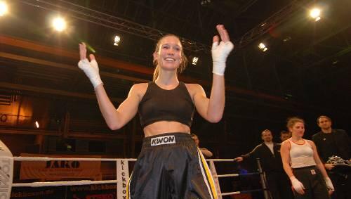 Kickbox-Weltmeisterin war sie schon. Jetzt hat sie auch den Doktortitel: Die Münchnerin Christine Theiss Kickbox-Weltmeisterin war sie schon. Jetzt hat sie auch den Doktortitel: Die Münchnerin Christine Theiss
