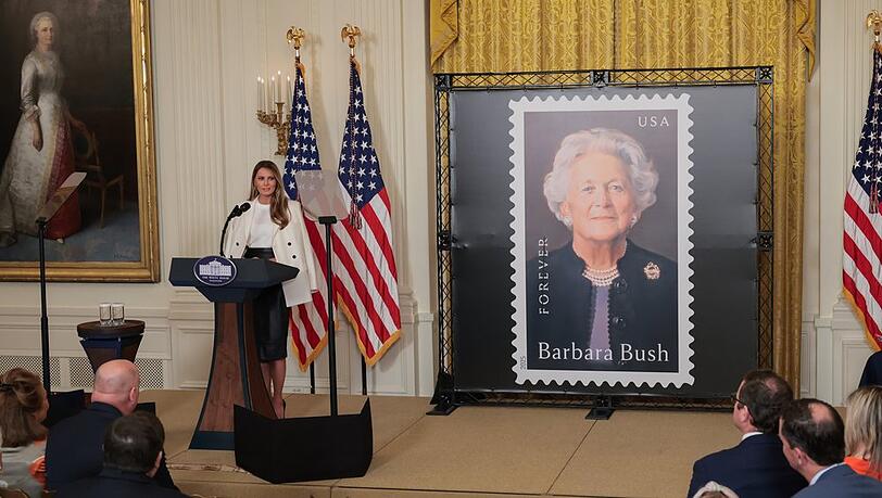 US-First-Lady Melania Trump enthüllt Briefmarke zu Ehren von Barbara Bush.