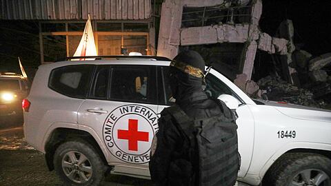 Bewaffnetes Hamas-Mitglied bei Übergabe von Geisel-Leichen. (Archivbild)