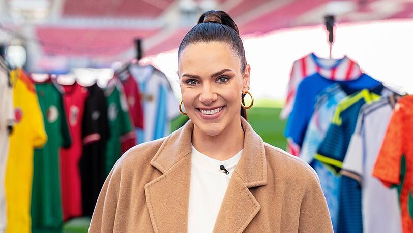 Esther Sedlaczek steht bei der WM wieder als Moderatorin am Spielfeldrand. Esther Sedlaczek steht bei der WM wieder als Moderatorin am Spielfeldrand.