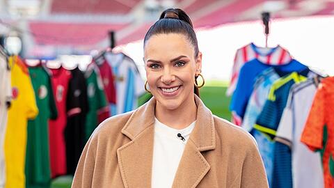 Esther Sedlaczek steht bei der WM wieder als Moderatorin am Spielfeldrand.