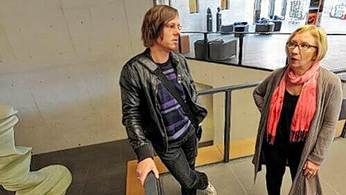 Wo Kunst steht, soll bald Popmusik klingen: Holger Watzka (E-Werk) und Eva Martin (Neues Museum) im künftigen Spielort. Wo Kunst steht, soll bald Popmusik klingen: Holger Watzka (E-Werk) und Eva Martin (Neues Museum) im künftigen Spielort.