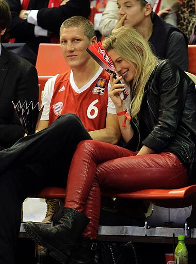 Der neue Audi Dome: "Stimmung wie beim Derby", findet Bastian Schweinsteiger. Hoeneß und Breitner sind begeistert. Die Bilder von der Basketball-Premiere in der neuen Halle.