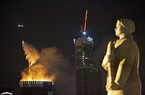 Aus den obersten Etagen des &bdquo;Federazija&ldquo;-Turms im Geschäftsviertel Moskwa City schlugen stundenlang hohe Flammen. Zwei Hubschrauber holten immer wieder Wasser aus dem Fluss Moskwa im Stadtzentrum und warfen es über dem Hochhaus ab. Der in Bau befindliche Skyscraper soll eines der höchsten Gebäude der Welt werden.