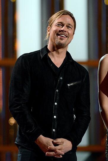 Hollywoodstar Brad Pitt war selbst nicht nominiert, stand aber -
in blaues Licht getaucht &ndash; mit Pferdeschwanz im Mittelpunkt. Ihm kam
die Ehre zu, den besten Film zu verkünden.