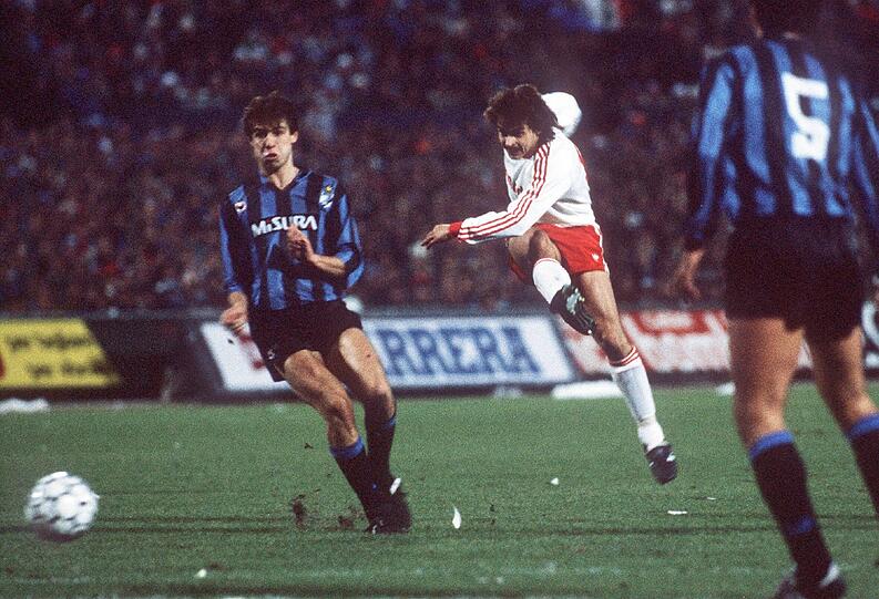 Platz 5: Eine taktische Sternstunde - 07.12.1988, Inter Mailand - FC Bayern 1:3 &bdquo;Nach dem 0:2 im Achtelfinal-Hinspiel des Uefa-Cups gegen die Italiener hatte keiner mehr mit den Bayern gerechnet. Ich erinnere mich noch gut, dass sich vor allem Lothar Matthäus als Inter-Spieler nach dem Triumph im Olympiastadion ein paar Späße erlaubt hatte, etwas hochnäsig war. Dann kam dieser Dezember-Tag in Mailand. Raimond Aumann machte eines seiner besten Spiele im Bayern-Tor, Klaus Augenthaler war der Antreiber &ndash; schon nach 41 Minuten führte Bayern 3:0. Diese erste Halbzeit war, was die Effizienz und Zielstrebigkeit betrifft, sehr gut &ndash; von Trainer Jupp Heynckes perfekt vorbereitet. Eine taktische Sternstunde.&ldquo;