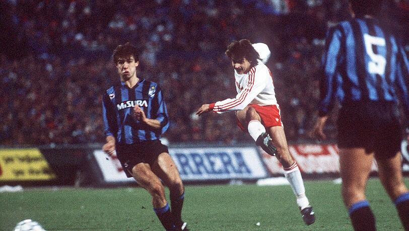 Platz 5: Eine taktische Sternstunde - 07.12.1988, Inter Mailand - FC Bayern 1:3 „Nach dem 0:2 im Achtelfinal-Hinspiel des Uefa-Cups gegen die Italiener hatte keiner mehr mit den Bayern gerechnet. Ich erinnere mich noch gut, dass sich vor allem Lothar Matthäus als Inter-Spieler nach dem Triumph im Olympiastadion ein paar Späße erlaubt hatte, etwas hochnäsig war. Dann kam dieser Dezember-Tag in Mailand. Raimond Aumann machte eines seiner besten Spiele im Bayern-Tor, Klaus Augenthaler war der Antreiber – schon nach 41 Minuten führte Bayern 3:0. Diese erste Halbzeit war, was die Effizienz und Zielstrebigkeit betrifft, sehr gut – von Trainer Jupp Heynckes perfekt vorbereitet. Eine taktische Sternstunde.“ Platz 5: Eine taktische Sternstunde - 07.12.1988, Inter Mailand - FC Bayern 1:3 „Nach dem 0:2 im Achtelfinal-Hinspiel des Uefa-Cups gegen die Italiener hatte keiner mehr mit den Bayern gerechnet. Ich erinnere mich noch gut, dass sich vor allem Lothar Matthäus als Inter-Spieler nach dem Triumph im Olympiastadion ein paar Späße erlaubt hatte, etwas hochnäsig war. Dann kam dieser Dezember-Tag in Mailand. Raimond Aumann machte eines seiner besten Spiele im Bayern-Tor, Klaus Augenthaler war der Antreiber – schon nach 41 Minuten führte Bayern 3:0. Diese erste Halbzeit war, was die Effizienz und Zielstrebigkeit betrifft, sehr gut – von Trainer Jupp Heynckes perfekt vorbereitet. Eine taktische Sternstunde.“
