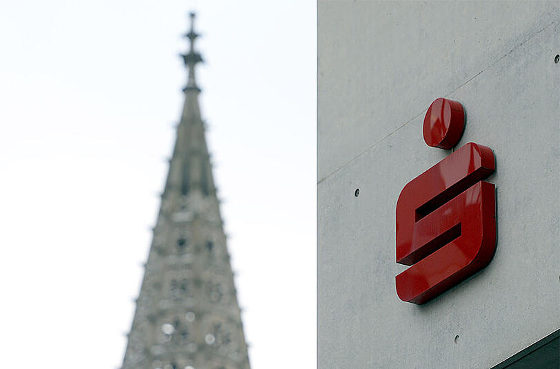 Die Sparkassen-Filiale in der Ulmer Innenstadt. Ein Streit um die Kündigung gut verzinster Sparverträge bei der Sparkasse Ulm wird vor dem Landgericht Ulm ausgetragen.