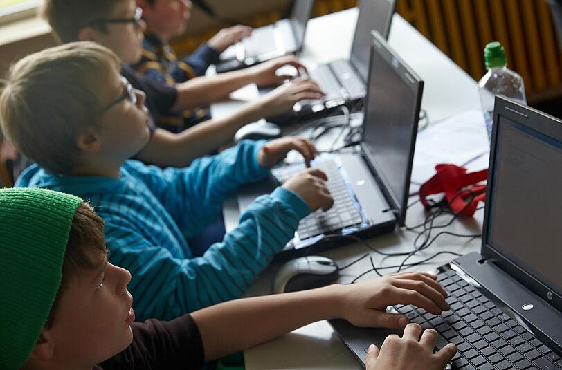 Schüler vor dem "eigenen" Laptop. In München derzeit undenkbar. Hier teilen sich teilweise 62 Lehrkräfte einen Rechner. (Archivbild)