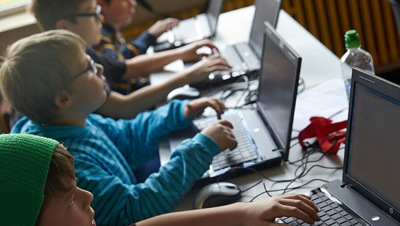Schüler vor dem "eigenen" Laptop. In München derzeit undenkbar. Hier teilen sich teilweise 62 Lehrkräfte einen Rechner. (Archivbild) Schüler vor dem "eigenen" Laptop. In München derzeit undenkbar. Hier teilen sich teilweise 62 Lehrkräfte einen Rechner. (Archivbild)
