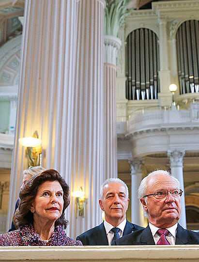 König Carl XVI. Gustaf und seine Frau Königin Silvia von Schweden besuchen die Nikolaikirche in Leipzig.