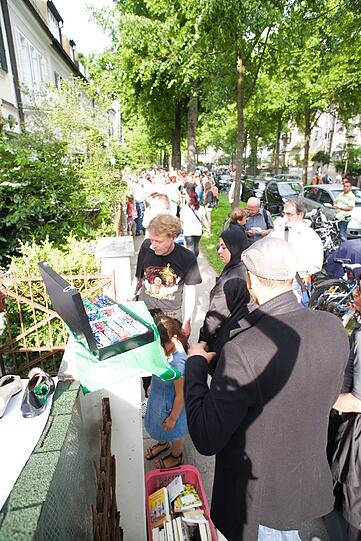 Blick hinter die Hausfassaden ins Grüne: der Gartenflohmarkt in Gern. Die Fotos.