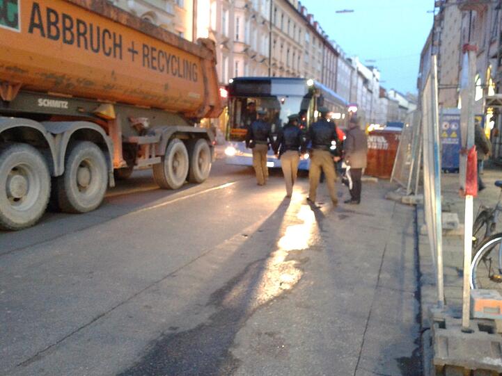 Der Busfahrer rangiert vorwärts und rückwärts, aber er schafft es nicht, durch die schmale Passage den Bus zu lenken. Der Stau wird immer länger, und Polizei kommt.
