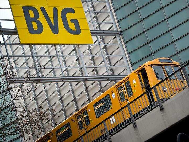 Eine U-Bahn fährt unter einem BVG-Schild vorbei. Zum "Equal Pay Day" verbilligen die Berliner Verkehrsbetrieben ihre Tagestickets für Frauen.