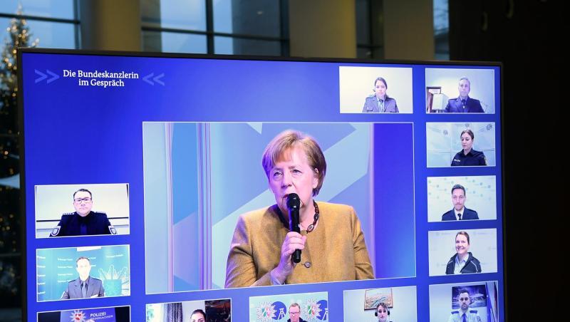 Kanzlerin Angela Merkel spricht mit Polizeibeamten und Polizeibeamtinnen. Kanzlerin Angela Merkel spricht mit Polizeibeamten und Polizeibeamtinnen.