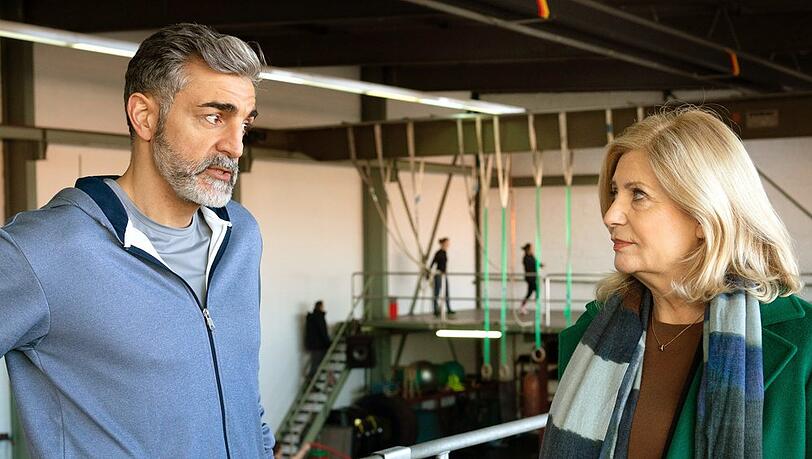 "Die Kanzlei: Auf der Flucht": Isa von Brede (Sabine Postel, r.) trifft ihren Mandanten Demir Bakhash (Neil Malik Abdullah) in dessen Fitness-Studio. "Die Kanzlei: Auf der Flucht": Isa von Brede (Sabine Postel, r.) trifft ihren Mandanten Demir Bakhash (Neil Malik Abdullah) in dessen Fitness-Studio.