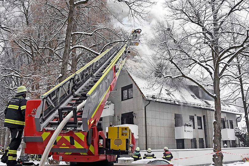 Die Feuerwehr musste zeitweise den Strom für die Umgebung abstellen.