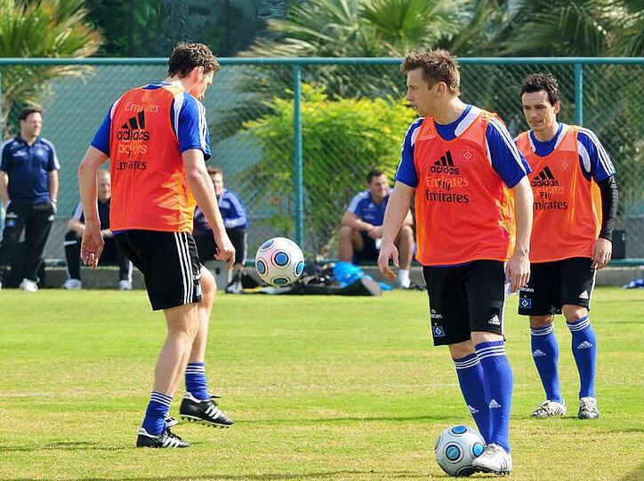 Noch trainiert er mit den HSV-Kollegen: Ivica Olic (Mitte).