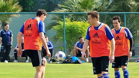 Noch trainiert er mit den HSV-Kollegen: Ivica Olic (Mitte).