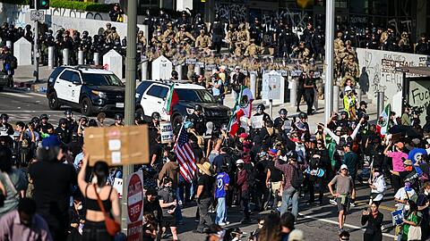 Menschen protestieren gegen die US-Migrationspolitik in Downtown LA.