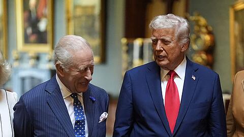 Trump (r.) ist eine enge Beziehung zum britischen König wichtig.