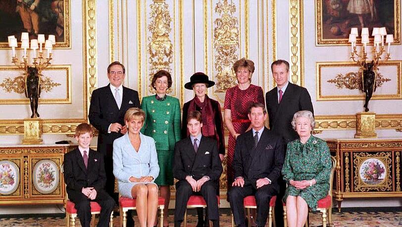 M&uuml;hsames L&auml;cheln: die Queen (v.r.), Charles (v., 2.v.r.), Diana (v., 2.v.l.) und Prinz Harry (v.l.) nach Prinz Williams (v.M.) Konfirmation 1997.
