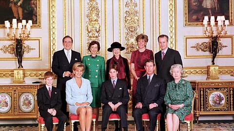 M&uuml;hsames L&auml;cheln: die Queen (v.r.), Charles (v., 2.v.r.), Diana (v., 2.v.l.) und Prinz Harry (v.l.) nach Prinz Williams (v.M.) Konfirmation 1997.