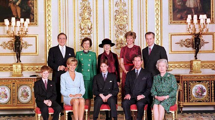 M&uuml;hsames L&auml;cheln: die Queen (v.r.), Charles (v., 2.v.r.), Diana (v., 2.v.l.) und Prinz Harry (v.l.) nach Prinz Williams (v.M.) Konfirmation 1997.