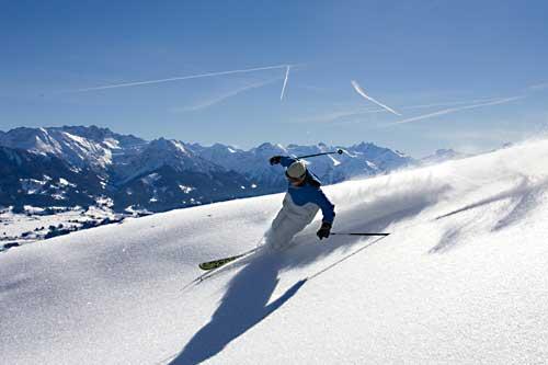Skifahrer finden in der Ferienregion Allgäuer Hörnerdörfer traumhafte Pistenverhältnisse