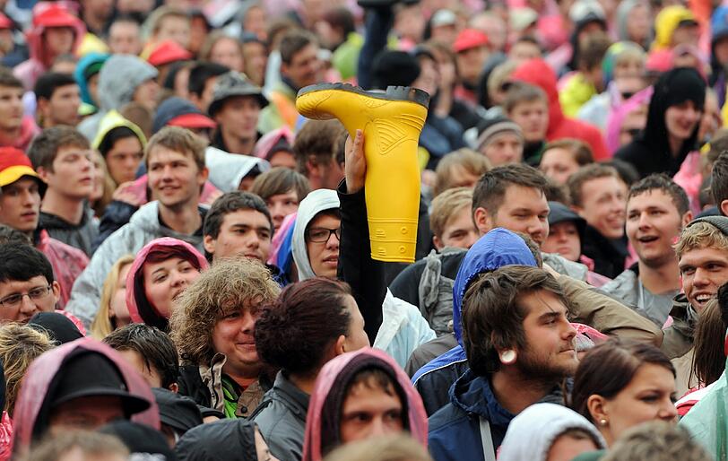 Die Fans lassen sich die Stimmung vom miesen Wetter nicht verderben.