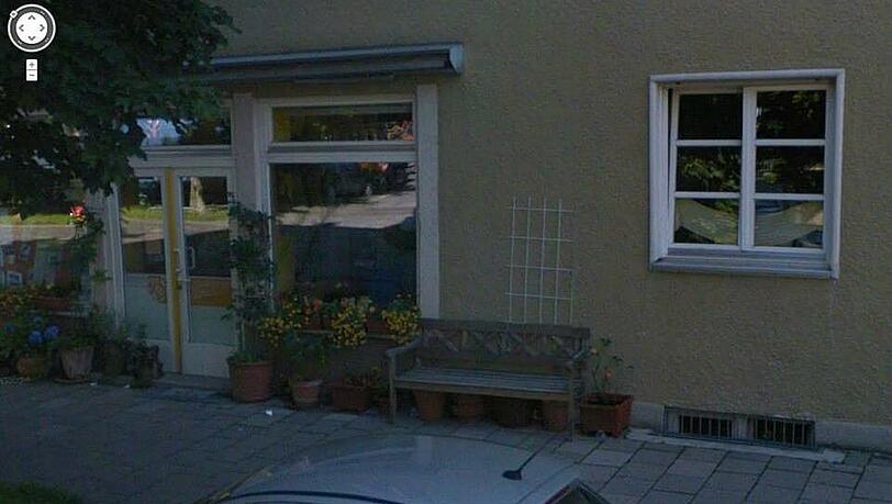 Google Earth erinnert noch an die alten Zeiten mit Bank. Google Earth erinnert noch an die alten Zeiten mit Bank.