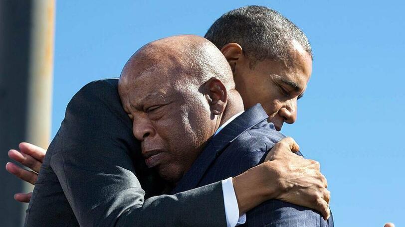 US-Präsident Barack Obama und der Abgeordnete John Lewis (vorne) bei einer Gedenkveranstaltung im Jahr 2015