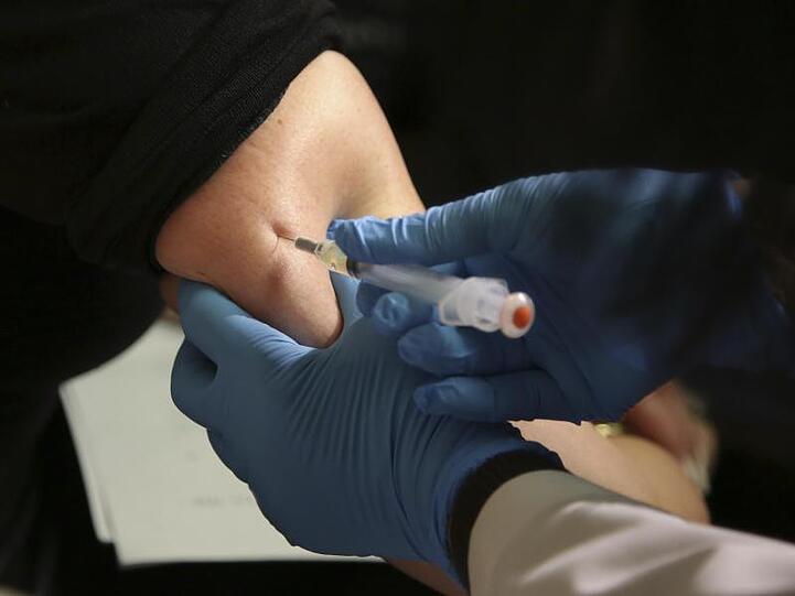 Kombi-Impfung gegen Masern, Mumps und Röteln: Eine Impfpflicht in Deutschland wird diskutiert.