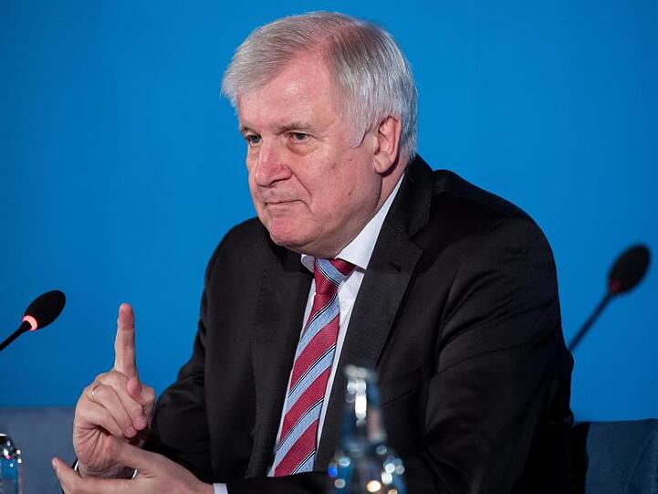 Horst Seehofer (CSU) nimmt an einer Pressekonferenz teil. Foto: Sven Hoppe/dpa/Archivbild