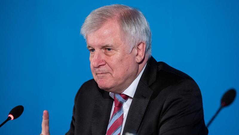 Horst Seehofer (CSU) nimmt an einer Pressekonferenz teil. Foto: Sven Hoppe/dpa/Archivbild Horst Seehofer (CSU) nimmt an einer Pressekonferenz teil. Foto: Sven Hoppe/dpa/Archivbild