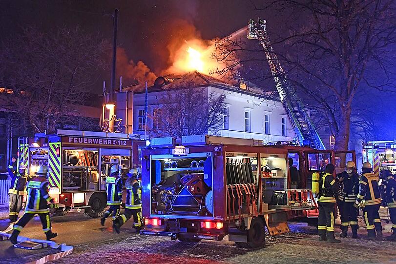 Das Alte Rathaus in Sauerlach steht in Flammen.