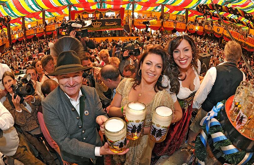 Als Wiesnwirt im Hippodrom mit Christine Neubauer und Bierkönigin Franziska Sirtl (r.) 2010.