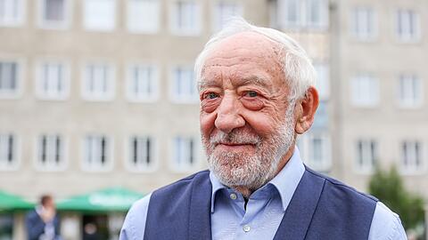 Dieter Hallervorden, Schauspieler, Komiker und Theaterleiter, geht über den Marktplatz von Dessau.