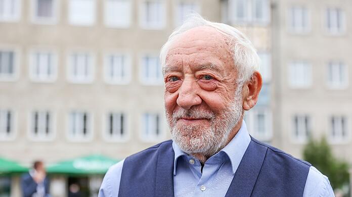 Dieter Hallervorden, Schauspieler, Komiker und Theaterleiter, geht über den Marktplatz von Dessau.