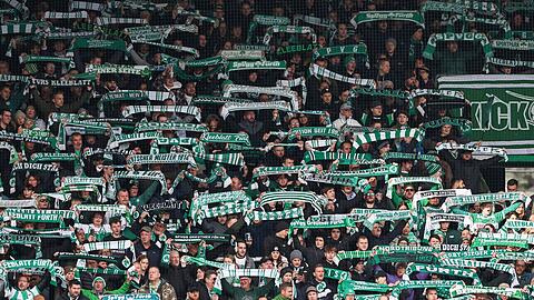 Die Fürther Fans singen die Vereinshymne.