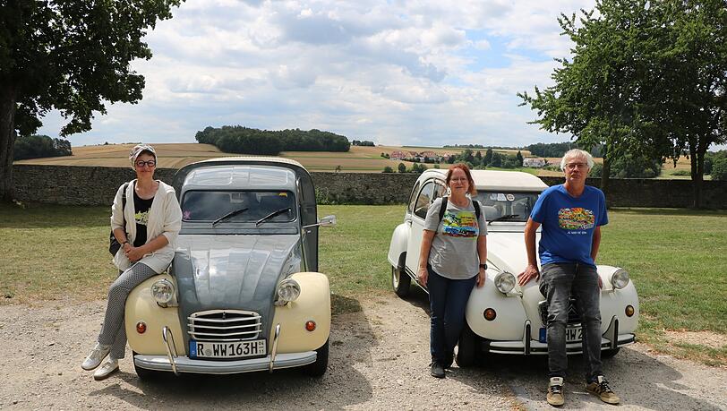 Am Adlersberg, wo sie genügend Platz haben, um ihre Oldtimer zu parken, treffen sich die Regensburger Entenfreunde einmal im Monat. Regina Chaibi (von links), Nora Dreyling und Peter Wichmann haben die Gruppe 2014 gegründet. Am Adlersberg, wo sie genügend Platz haben, um ihre Oldtimer zu parken, treffen sich die Regensburger Entenfreunde einmal im Monat. Regina Chaibi (von links), Nora Dreyling und Peter Wichmann haben die Gruppe 2014 gegründet.