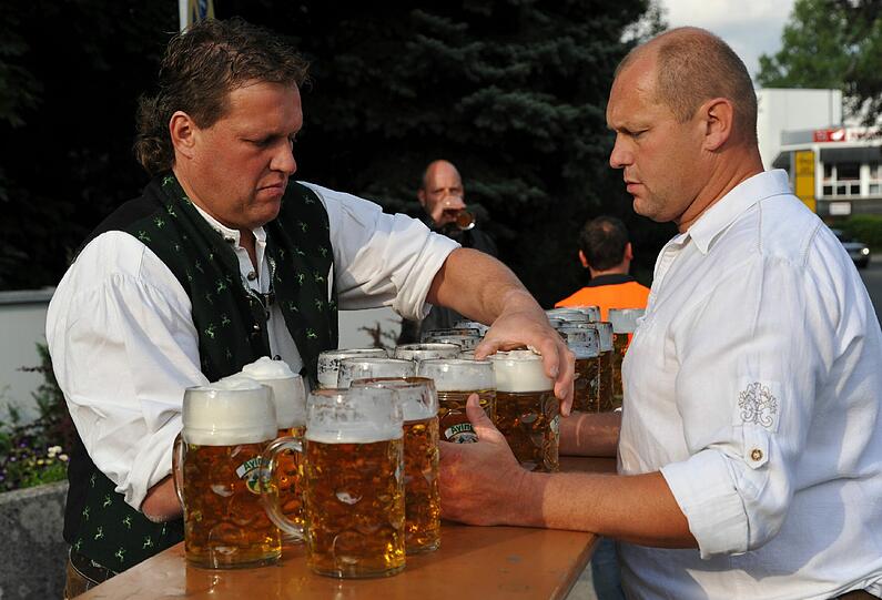 Vor dem Start prüft Thomas Seiwald die Biergläser. 50,6 Kilo muss er über 40 Meter tragen.