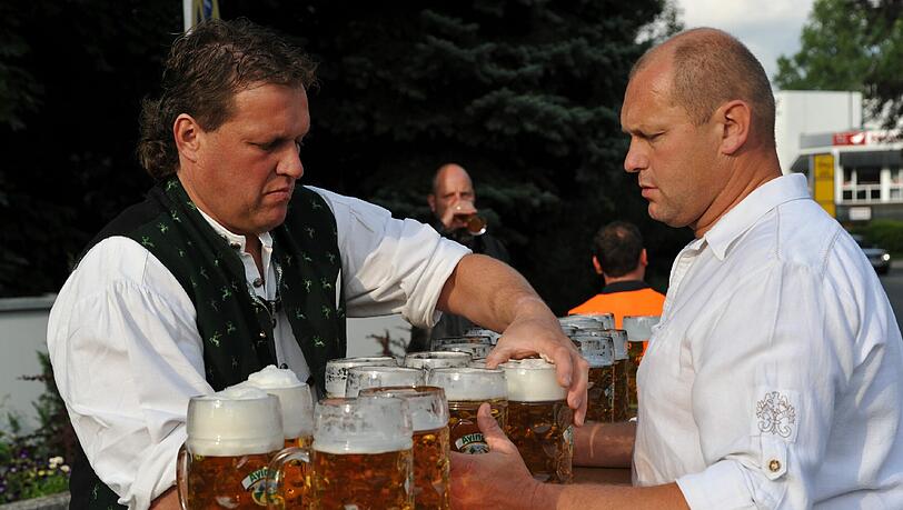 Vor dem Start prüft Thomas Seiwald die Biergläser. 50,6 Kilo muss er über 40 Meter tragen. Vor dem Start prüft Thomas Seiwald die Biergläser. 50,6 Kilo muss er über 40 Meter tragen.