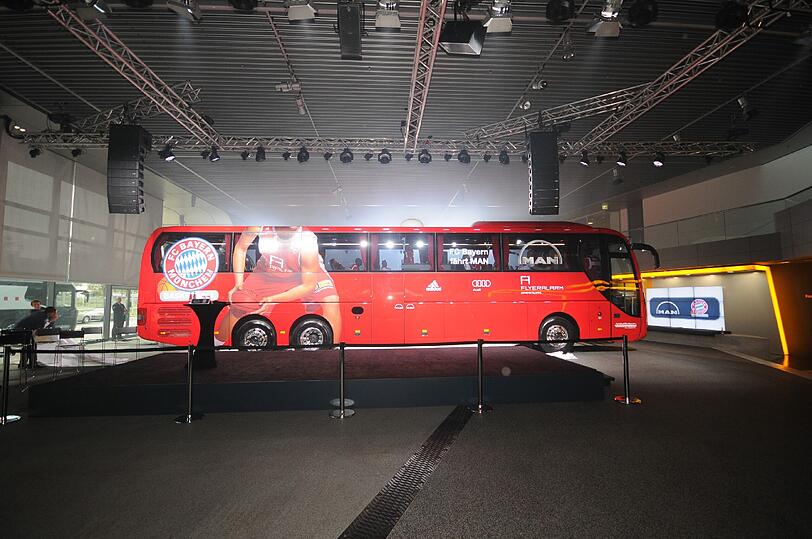 Das ist der neue Bus der Basketballer. Die Bilder