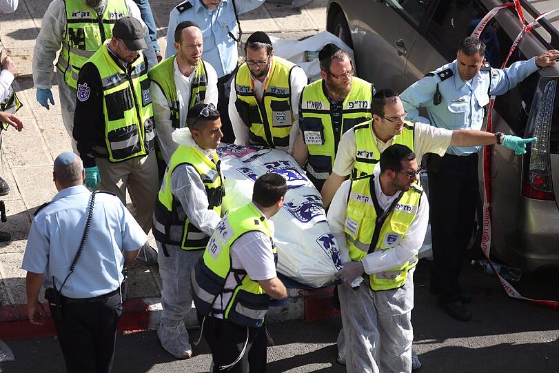 Schrecklicher Anschlag auf eine Synagoge in Jerusalem: Vier Betende sind mit Äxten und Messern getötet worden. Die Bilder...