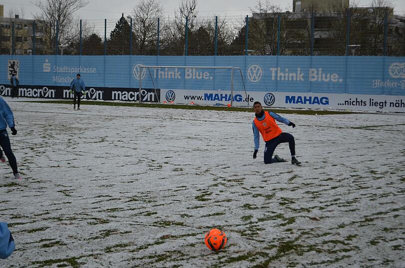 Die Löwen im Schnee: Der TSV 1860 musste am Freitag vor Beginn des Trainingslagers auf weißem - und nicht wie gewohnt auf grünem - Untergrund trainieren.