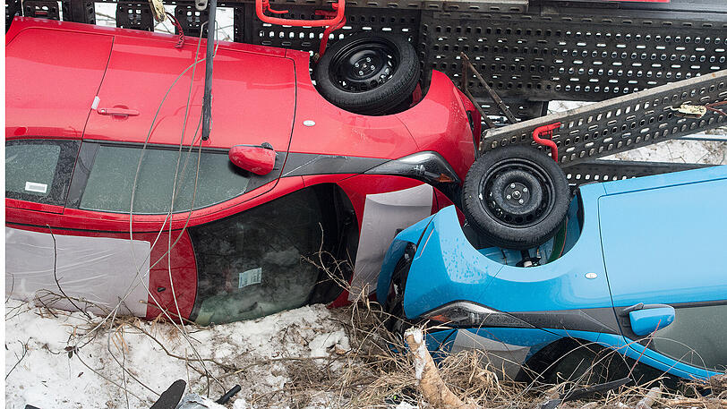 Bei dem Unfall entstand einiger Sachschaden: Elf Autos auf dem Autotransporter sind Schrott.