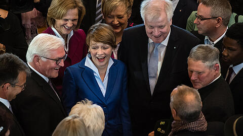10 Uhr, Staatskanzlei: Bundespräsident Frank-Walter Steinmeier und seine Frau Elke Büdenbender werden von Bayerns Ministerpräsidenten Horst Seehofer und Gattin Karin in München empfangen.